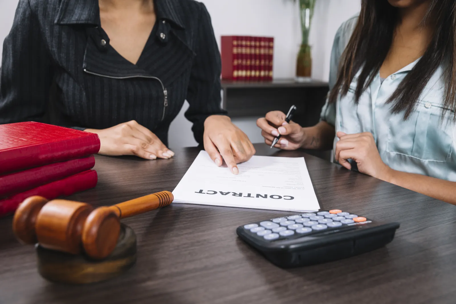 Imagen de dos mujeres con contrato