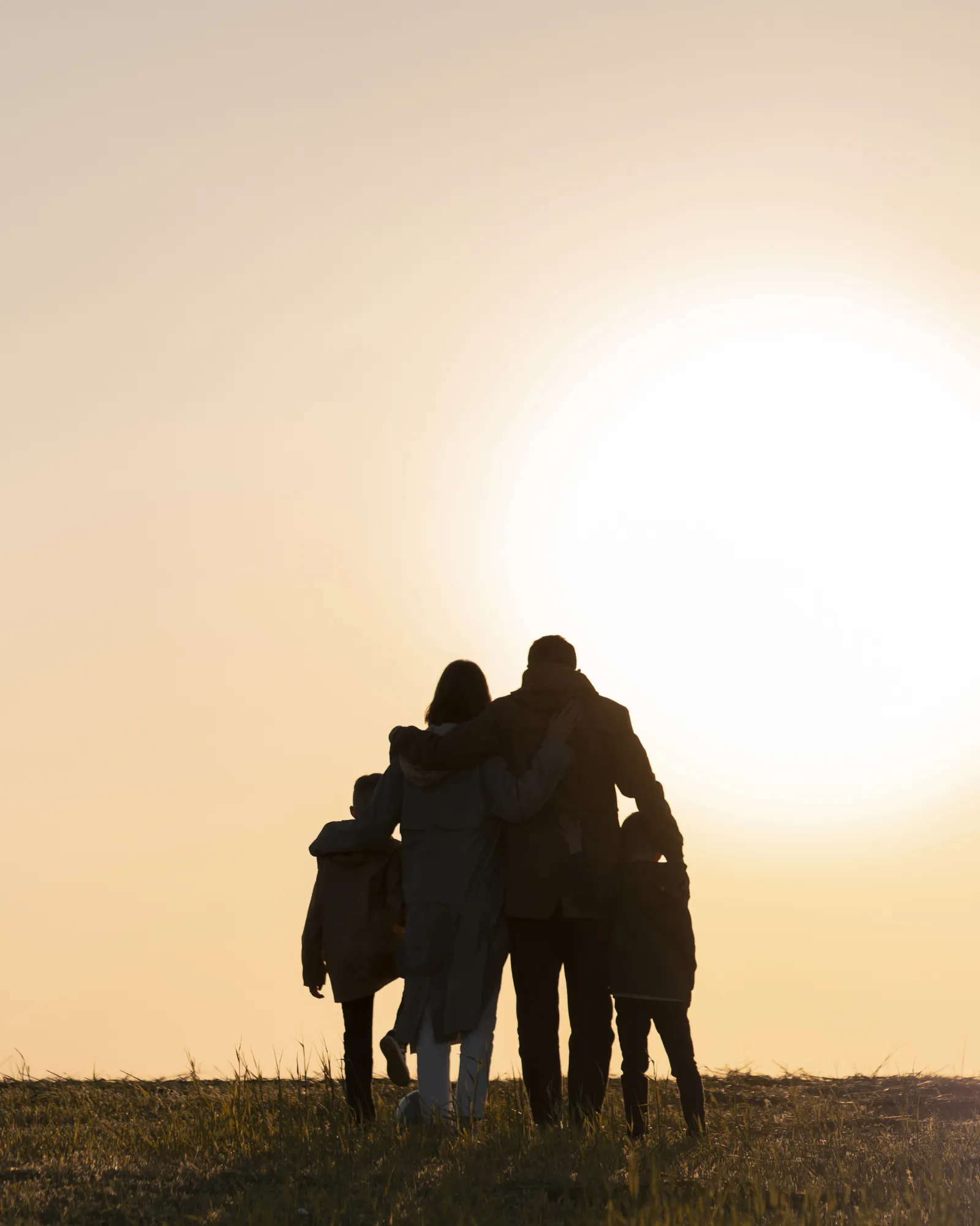 Imagen de familia viendo atardecer