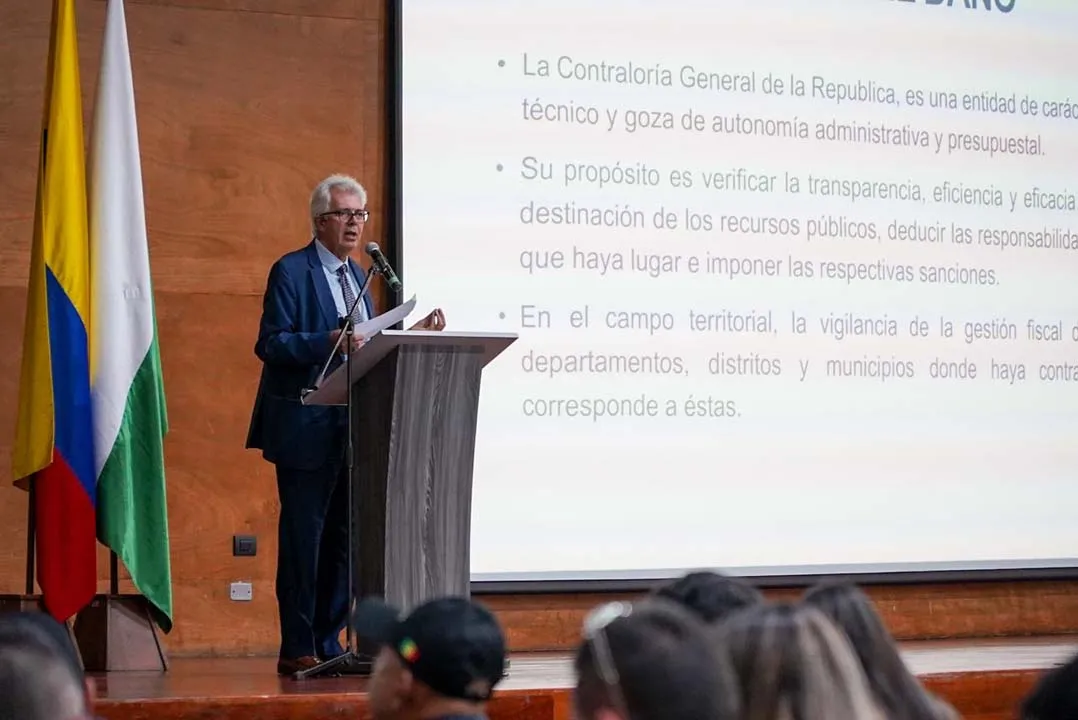 Imagen de Jaime A Arrubla exponiendo