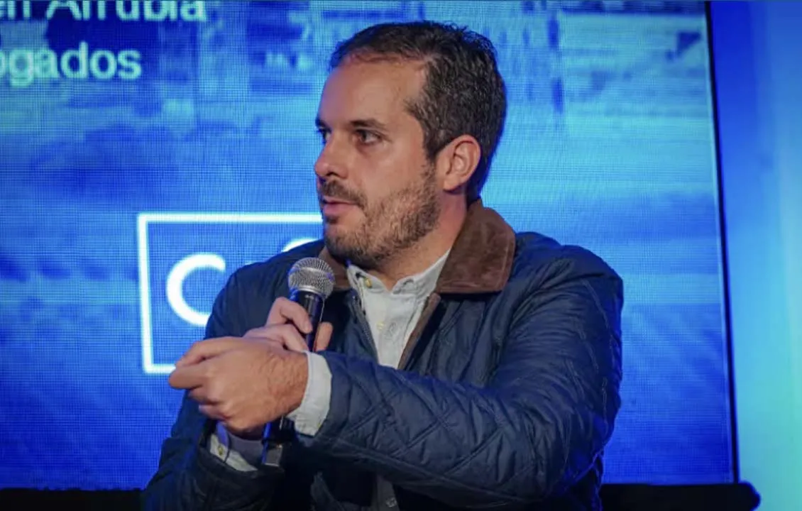Imagen Rafael McCausland exponiendo
